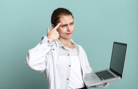 Foto de Joven adulto bonita estudiante universitaria mujer con un ordenador portátil - Imagen libre de derechos