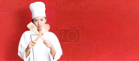 Foto de Joven adulto bastante asiático mujer. chef de restaurante con una herramienta de madera - Imagen libre de derechos