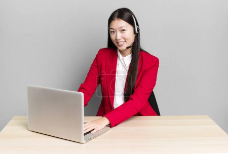 Téléchargez les photos : Jeune adulte jolie femme d'affaires asiatique. concept de bureau et ordinateur portable - en image libre de droit