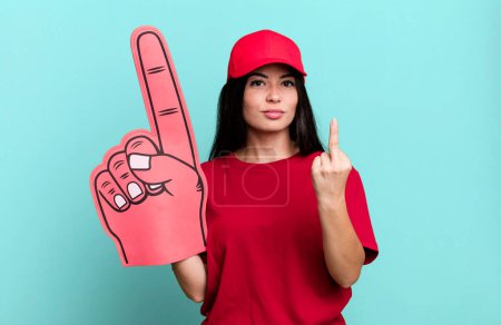 Téléchargez les photos : Hispanique jolie femme se sentant en colère, agacé, rebelle et agressif. numéro un concept de ventilateur de main - en image libre de droit