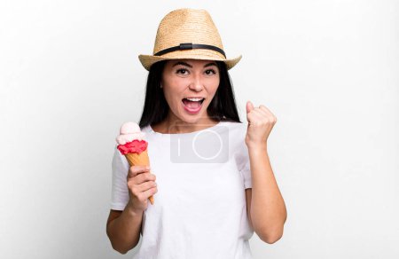 Téléchargez les photos : Hispanique jolie femme se sentant choquée, riant et célébrant le succès. crème glacée et concept d'été - en image libre de droit