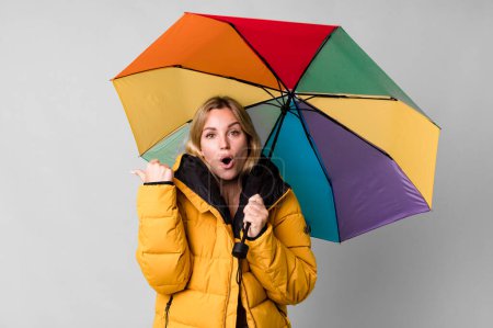 Téléchargez les photos : Pretty caucasian woman with a umbrella and an anorak - en image libre de droit