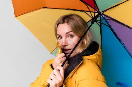 Téléchargez les photos : Pretty caucasian woman with a umbrella and an anorak - en image libre de droit