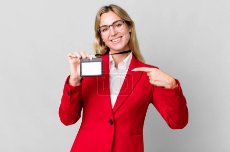 Téléchargez les photos : Pretty caucasian businesswoman with a vip pass acceditation card - en image libre de droit