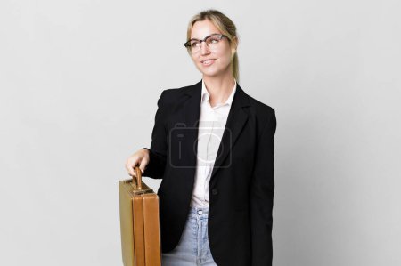 Téléchargez les photos : Pretty caucasian businesswoman with a leather suit case - en image libre de droit