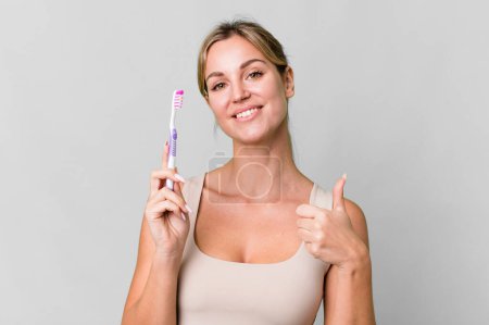 Téléchargez les photos : Pretty caucasian woman with a toothbrush - en image libre de droit