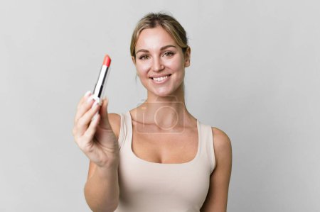 Téléchargez les photos : Pretty caucasian woman using a red lipstick - en image libre de droit