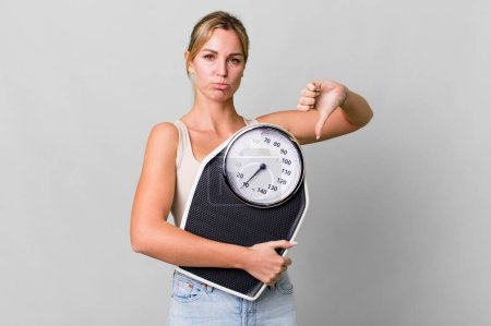 Téléchargez les photos : Pretty caucasian woman with a weight scale. diet and fitness concept - en image libre de droit