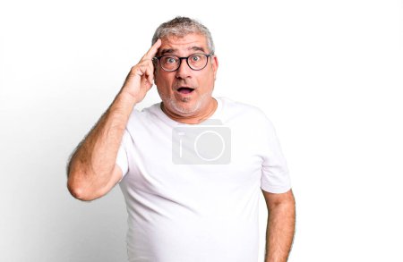 Foto de Hombre mayor de mediana edad que parece sorprendido, con la boca abierta, sorprendido, realizando un nuevo pensamiento, idea o concepto - Imagen libre de derechos