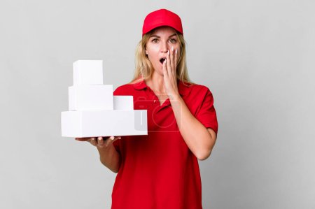 Téléchargez les photos : Caucasian blonde woman feeling shocked and scared. delivery boxes - en image libre de droit