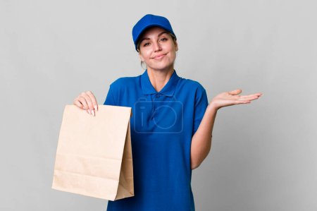 Téléchargez les photos : Caucasian blonde woman feeling puzzled and confused and doubting. paper bag delivery concept - en image libre de droit