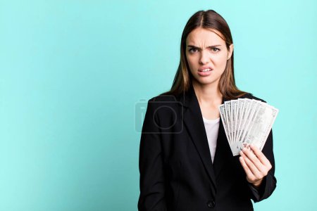 Téléchargez les photos : Young pretty woman feeling puzzled and confused. business and dolla banknotes concept - en image libre de droit