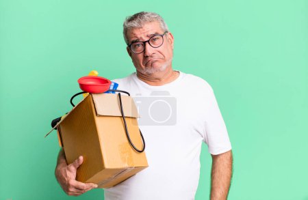 Téléchargez les photos : Homme âgé d'âge moyen se sentant triste et pleurnichard avec un regard malheureux et pleurer. femme de ménage réparateur avec un concept de boîte à outils - en image libre de droit