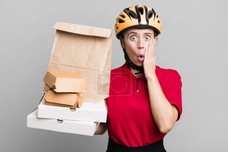 Téléchargez les photos : Feeling shocked and scared. fast food delivery or take away - en image libre de droit