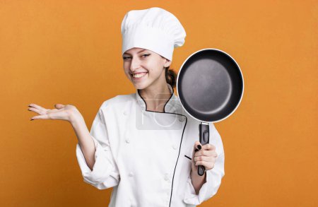 Téléchargez les photos : Caucasian pretty blonde woman. chef with a frying pan concept - en image libre de droit
