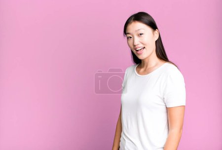 Foto de Young adult pretty asian expressive woman with a copy space to the side - Imagen libre de derechos