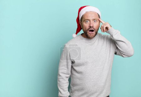 Téléchargez les photos : Middle age man looking surprised, realizing a new thought, idea or concept. christmas concept - en image libre de droit