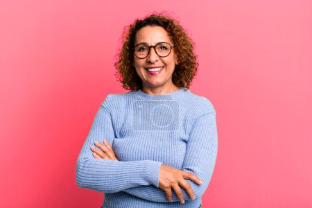 Téléchargez les photos : Femme hispanique d'âge moyen ressemblant à un sourire joyeux, fier et satisfait achiever avec les bras croisés - en image libre de droit