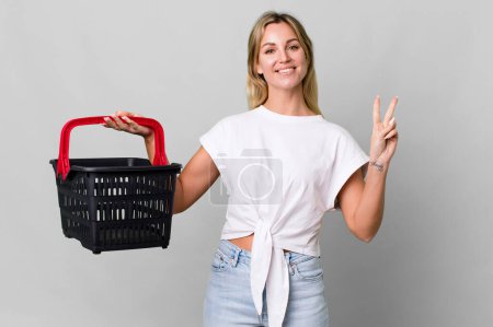 Téléchargez les photos : Pretty caucasian woman with an empty shopping basket - en image libre de droit