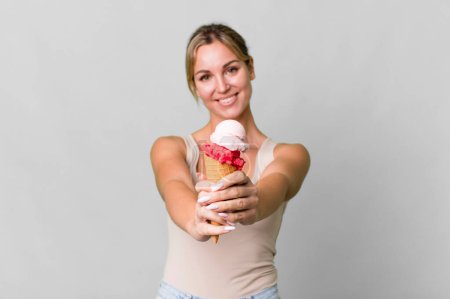 Foto de Pretty caucasian woman enjoying an ice cream - Imagen libre de derechos
