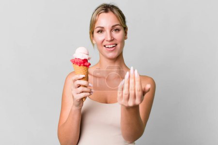Téléchargez les photos : Pretty caucasian woman enjoying an ice cream - en image libre de droit