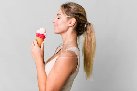 Téléchargez les photos : Pretty caucasian woman enjoying an ice cream - en image libre de droit