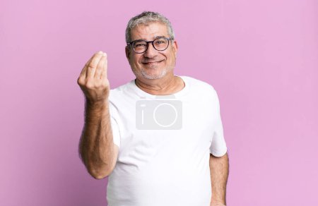 Älterer Mann mittleren Alters macht Capice oder Geld Geste und sagt dir, dass du deine Schulden bezahlen sollst!