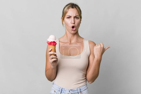Téléchargez les photos : Caucasian blonde woman looking astonished in disbelief. ice cream concept - en image libre de droit