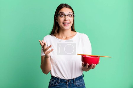 Téléchargez les photos : Young pretty woman feeling happy, surprised realizing a solution or idea. japanese ramen noodles concept - en image libre de droit