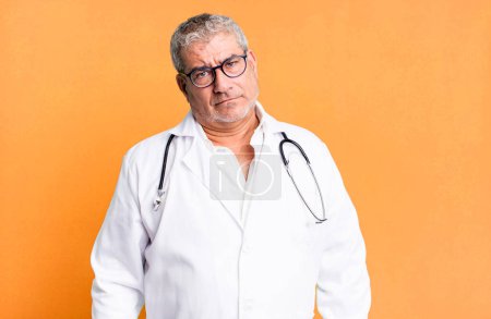 Foto de Hombre mayor de mediana edad sintiéndose desconcertado y confundido. concepto médico o médico - Imagen libre de derechos