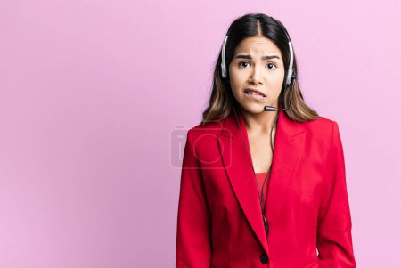 Téléchargez les photos : Hispanic pretty woman looking puzzled and confused. telemarketing concept - en image libre de droit