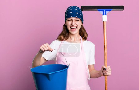 Téléchargez les photos : Caucasian pretty blonde woman. housekeeper  and cleaning windows concept - en image libre de droit