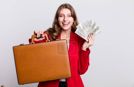 Téléchargez les photos : Jolie femme d'affaires avec des factures et une valise - en image libre de droit