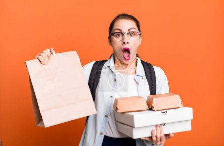 Téléchargez les photos : Young adult pretty woman with take away delivery fast food boxes - en image libre de droit