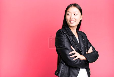 Téléchargez les photos : Young adult pretty asian expressive woman with a copy space to the side - en image libre de droit