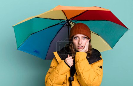 Téléchargez les photos : Caucasienne jolie femme blonde avec un parapluie. concept hiver et froid - en image libre de droit