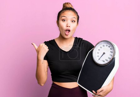 Téléchargez les photos : Hispanic pretty woman looking astonished in disbelief. fitness and diet concept - en image libre de droit