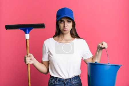 Téléchargez les photos : Young pretty woman housekeeper cleaning the windows - en image libre de droit
