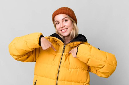 Téléchargez les photos : Pretty caucasian woman wearing an anorak. cold and winter concept - en image libre de droit