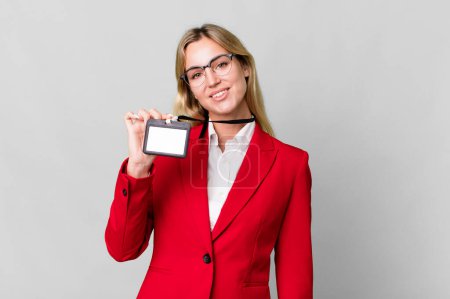Téléchargez les photos : Pretty caucasian businesswoman with a vip pass acceditation card - en image libre de droit