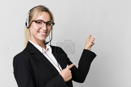 Foto de Pretty caucasian blonde businesswoman real state agent with headset - Imagen libre de derechos