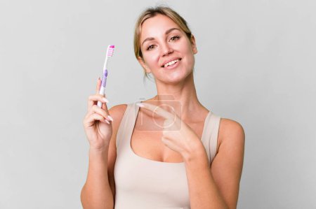 Téléchargez les photos : Pretty caucasian woman with a toothbrush - en image libre de droit