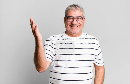 Foto de Hombre mayor de mediana edad sintiéndose feliz, sorprendido y alegre, sonriendo con actitud positiva, realizando una solución o idea - Imagen libre de derechos