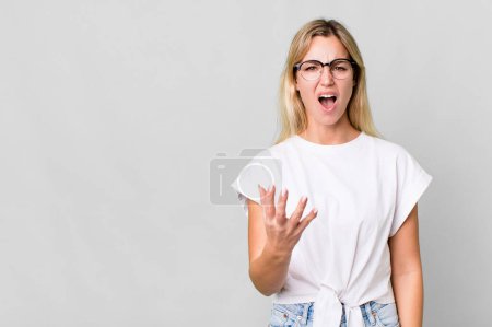 Téléchargez les photos : Caucasian blonde woman looking angry, annoyed and frustrated. copy space concept - en image libre de droit