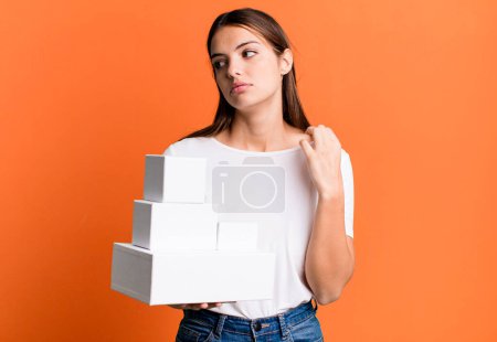 Téléchargez les photos : Jeune jolie femme se sentant stressée, anxieuse, fatiguée et frustrée. boîtes blanches vierges - en image libre de droit