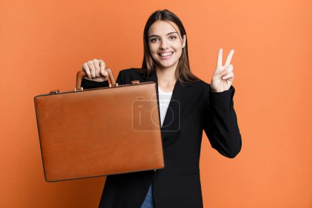 Téléchargez les photos : Jeune jolie femme d'affaires avec une valise - en image libre de droit