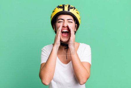 Téléchargez les photos : Feeling happy,giving a big shout out with hands next to mouth. bike helmet concept - en image libre de droit