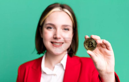 Téléchargez les photos : Jeune jolie femme d'affaires avec un Bitcoin - en image libre de droit
