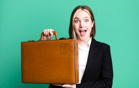 Foto de Joven bonita mujer de negocios con una maleta de cuero - Imagen libre de derechos