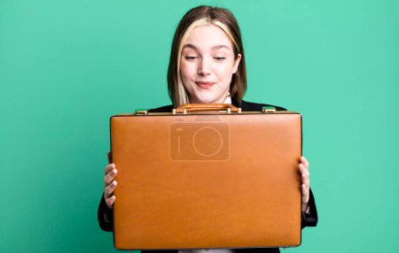 Téléchargez les photos : Jeune jolie femme d'affaires avec une valise en cuir - en image libre de droit